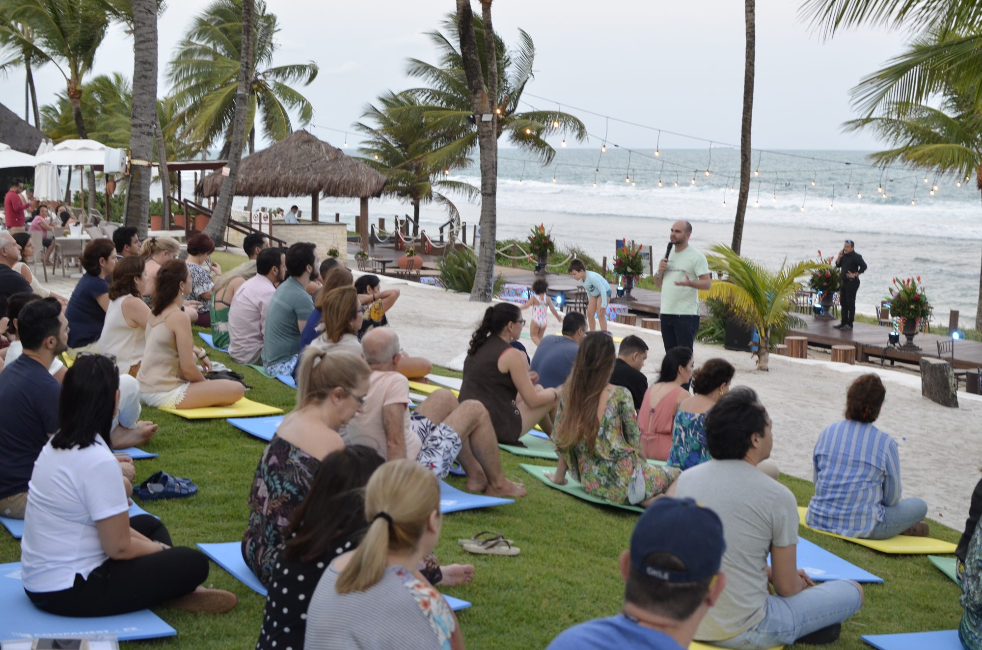 Felipe Lapa em palestra: SAEPE: ao fim do dia, a meditação na praia