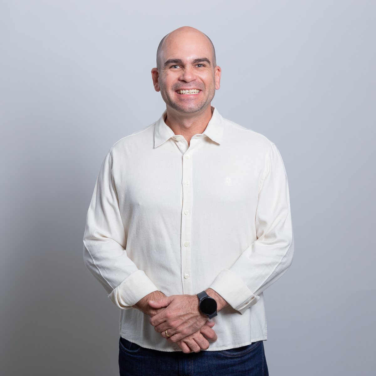 Felipe Lapa, de camisa clara, sorrindo