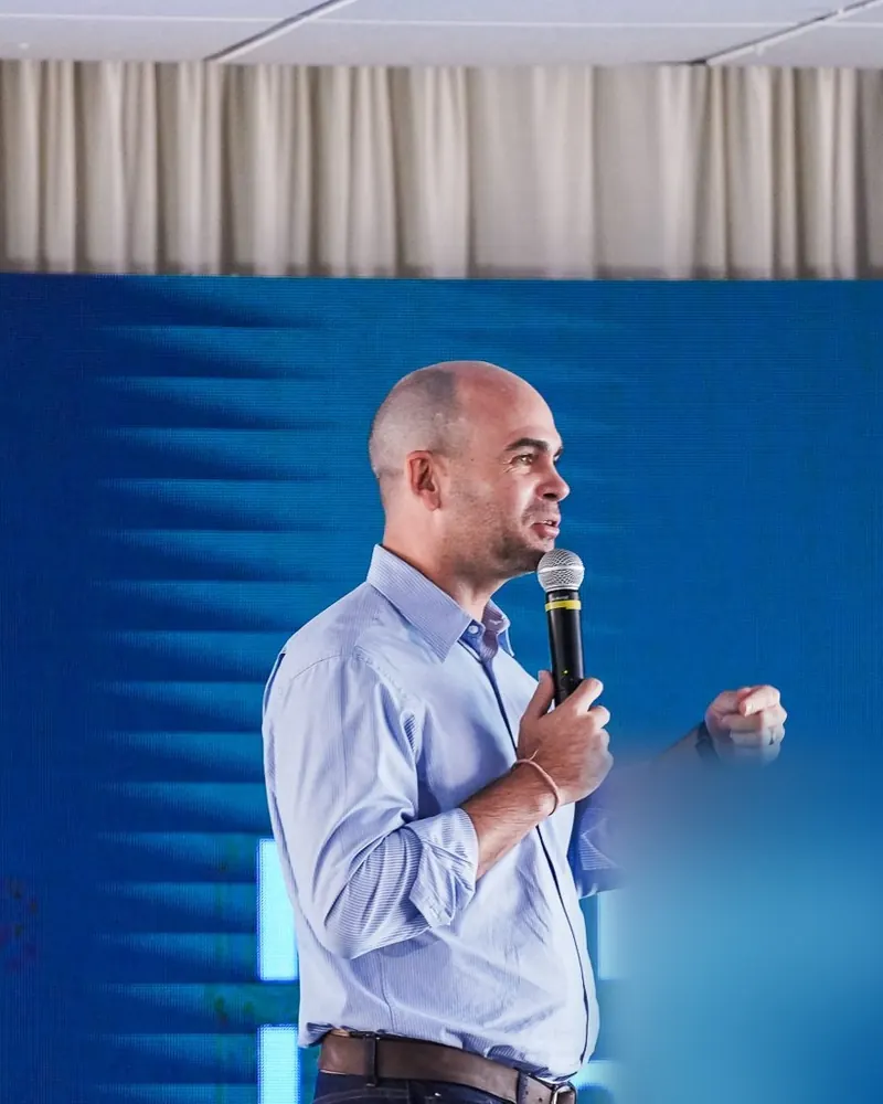 Felipe Lapa no palco, falando ao microfone