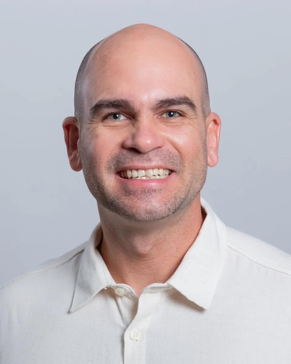 Retrato de Felipe Lapa, de camisa branca, sorrindo