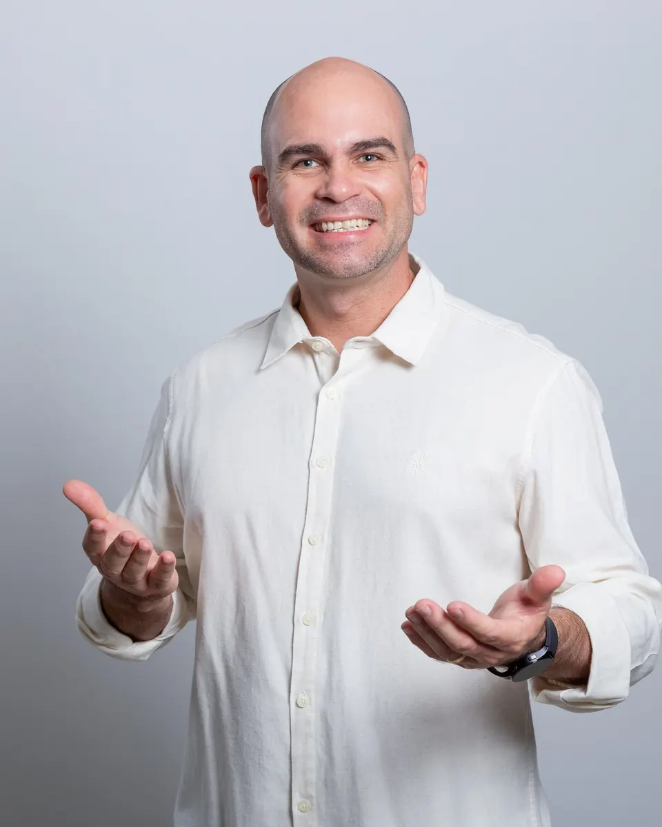 Felipe Lapa de camisa clara, explicando com as mãos abertas