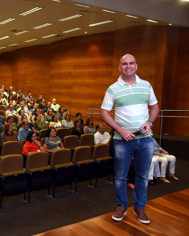 Felipe Lapa de pé, diante de um auditório cheio