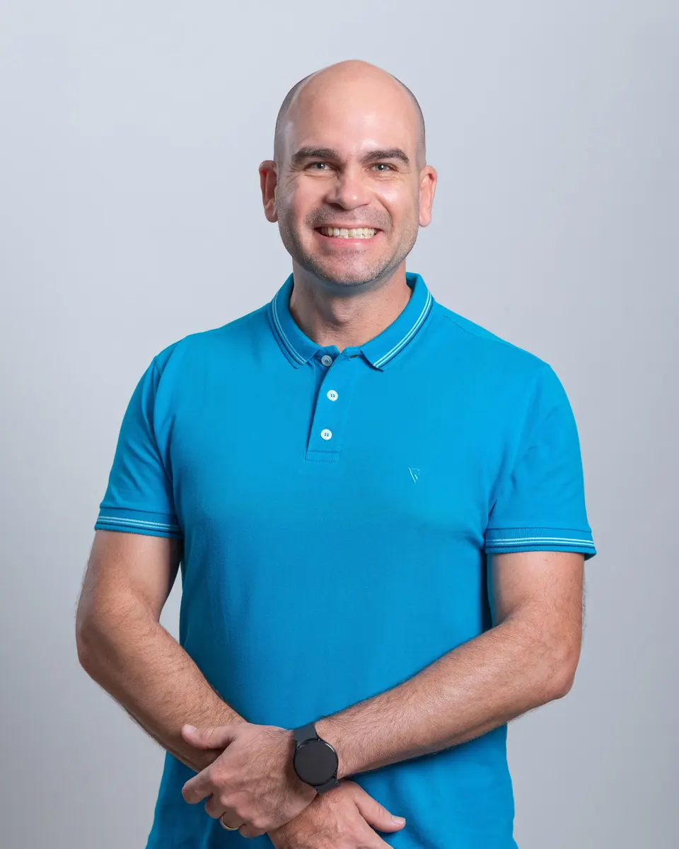 Felipe Lapa de camisa polo azul, sorrindo