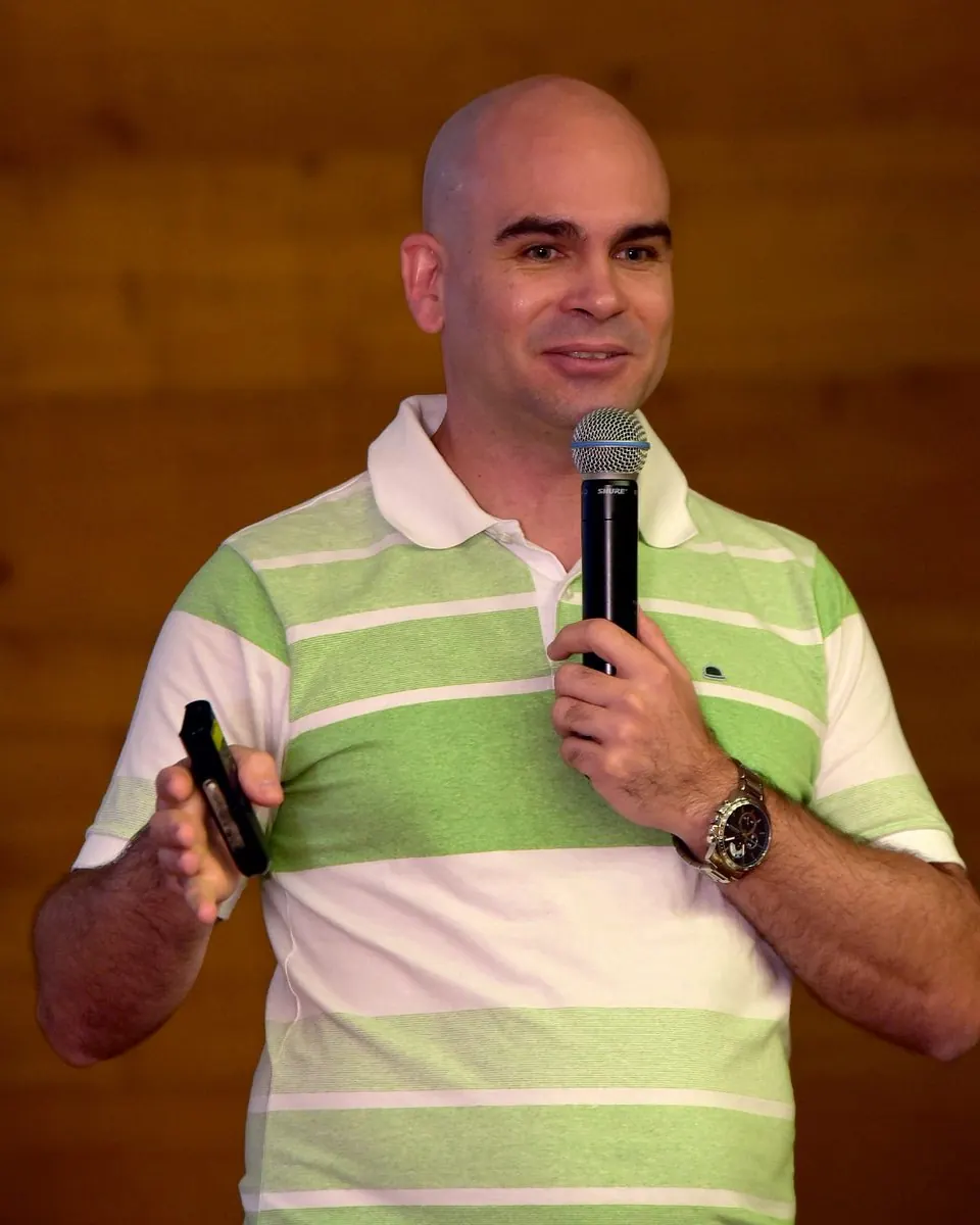 Felipe Lapa ao microfone, durante uma palestra